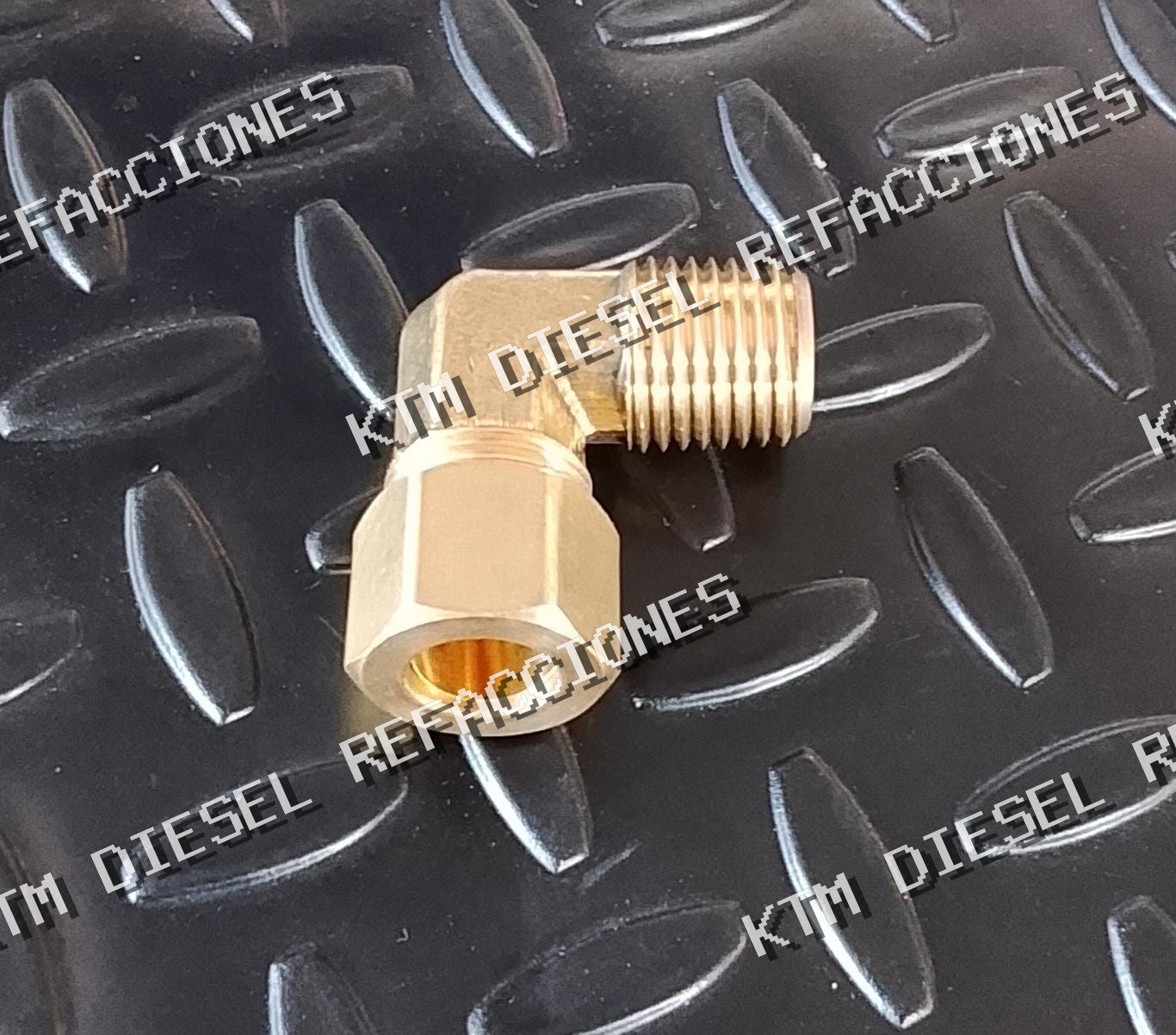 CONEXION EN CODO 90° 3/8 A 1/4 NPT LATON